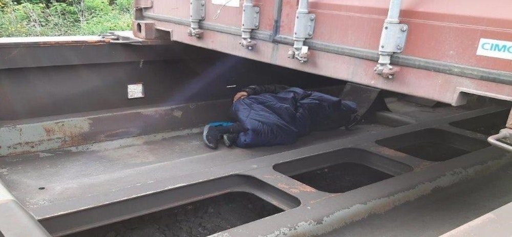 Mann wird schlafend unter Güterzug gefunden.