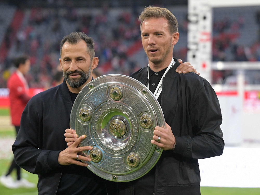 Bayern Münchens Trainer Julian Nagelsmann hält mit Sportvorstand Hasan Salihamidzic die Meisterschale.