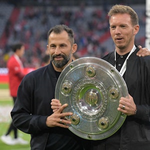 Bayern Münchens Trainer Julian Nagelsmann hält mit Sportvorstand Hasan Salihamidzic die Meisterschale.