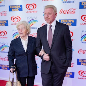 Boris Becker und seine Mutter Elvira Becker halten Händchen.