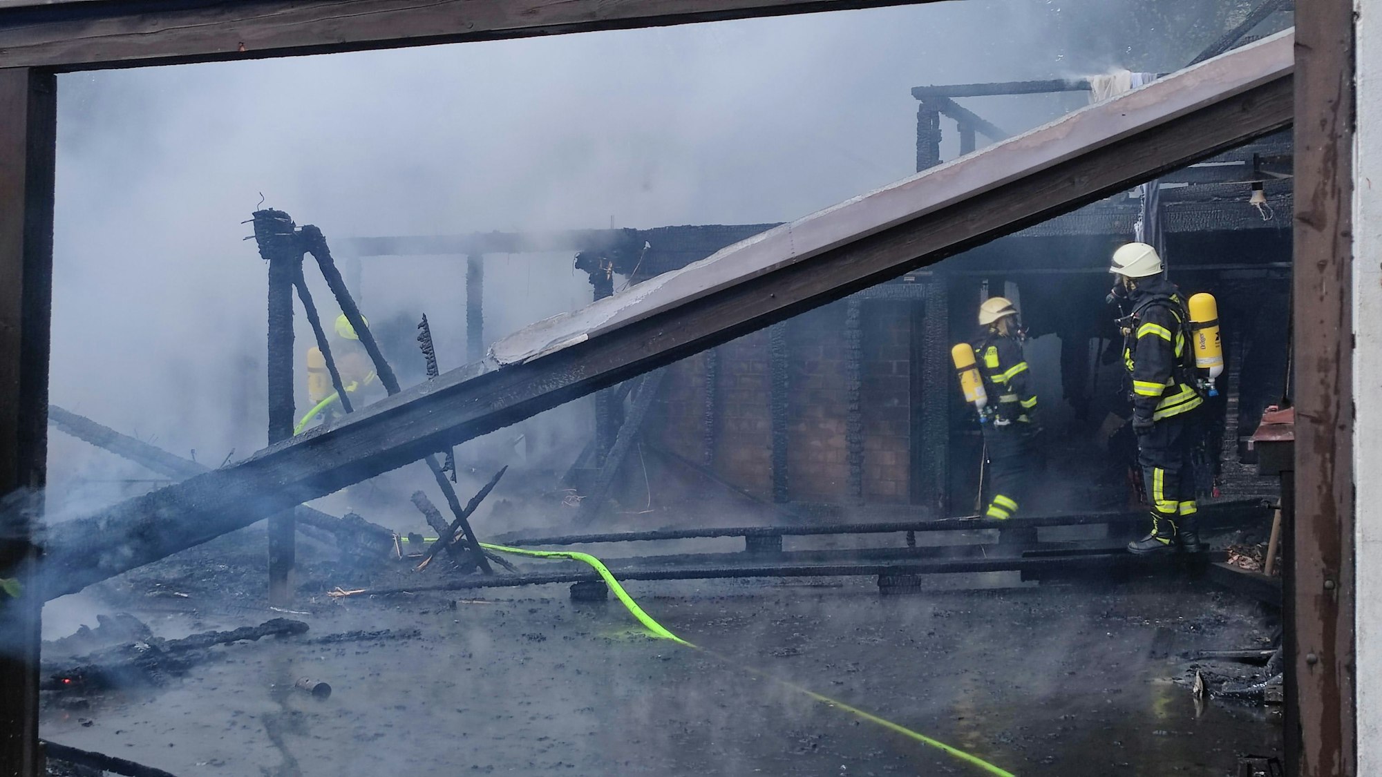 Ein Schuppen in Köln-Merheim wurde am 10. Mai 2022 durch das Feuer zerstört.
