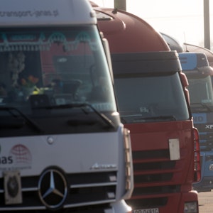 Lastwagen stehen am 10. Oktober 2018 dicht an dicht auf einem Rastplatz an der Bundesautobahn A2.