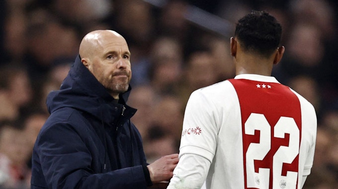 Ajax Amsterdams Sebastien Haller schüttelt seinem Trainer Erik ten Hag die Hand. Ist der Ex-Frankfurter der benötigte Haaland-Ersatz für Borussia Dortmund?