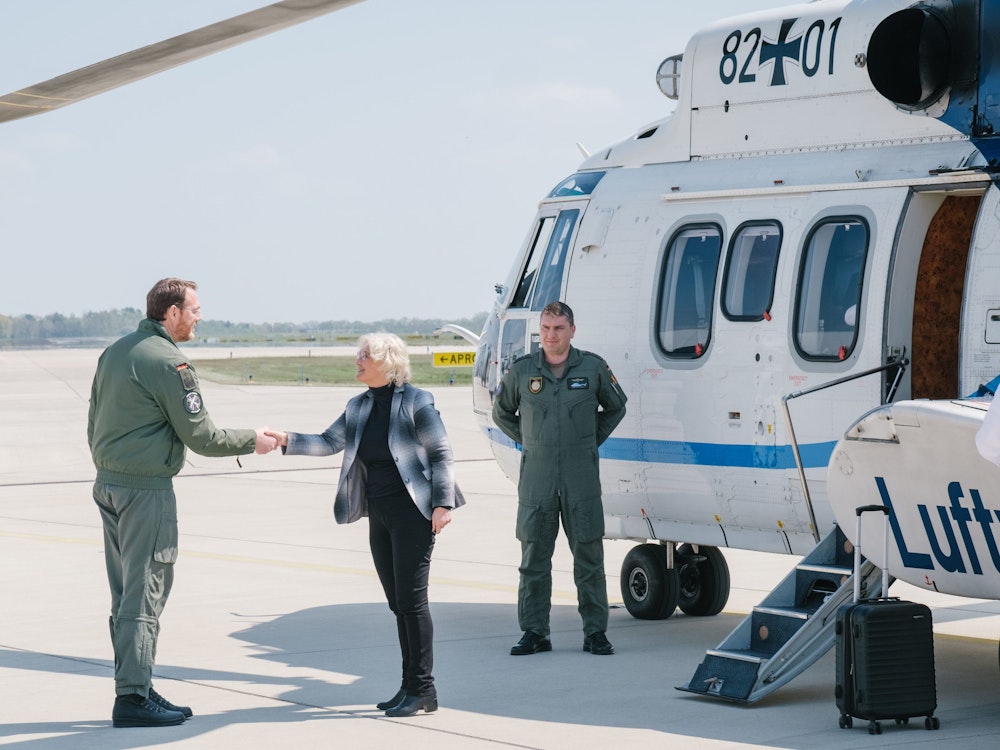 Bundesverteidigungsministerin Christine Lambrecht (M r, SPD) begrüßt beim Besuch vom Lufttransportgeschwader 62 im niedersächsischen Wunstorf Oberst Christian John (M l).