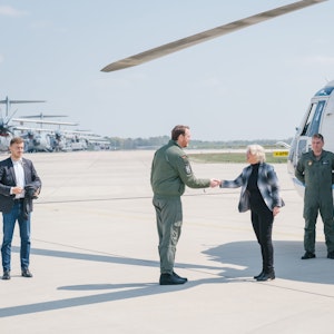 Bundesverteidigungsministerin Christine Lambrecht (M r, SPD) begrüßt beim Besuch vom Lufttransportgeschwader 62 im niedersächsischen Wunstorf Oberst Christian John (M l).