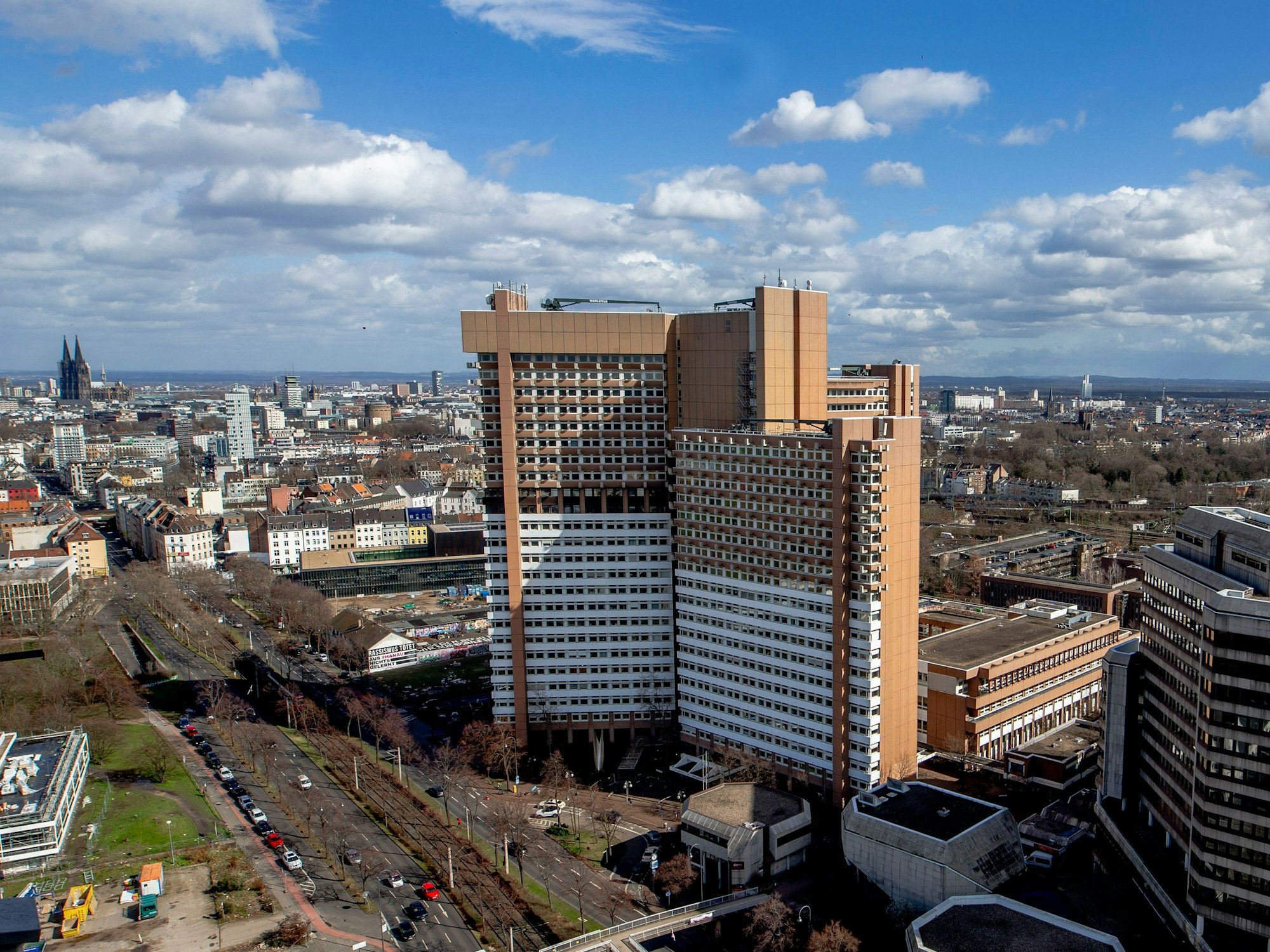 Blick aus der Luft auf das Justizzentrum Köln mit dem Amtsgericht und dem Landgericht.