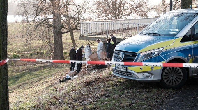 Ermittler der Polizei untersuchen die Fundstelle eines toten Baby am Rheinufer in Köln-Riehl unter eine Aussichtsplattform.