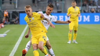 Der ukrainische Nationalspieler Vitalii Buyalskyi (vorne) im Zweikampf mit Patrick Herrmann von Borussia Mönchengladbach (dahinter) am 11. Mai 2022 beim Benefizspiel im Borussia-Park.