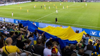 Ukrainische Fans im Borussia Park, aufgenommen am 11. Mai 2022 während des Benefizspiels zwischen Borussia Mönchengladbach und der Ukraine.