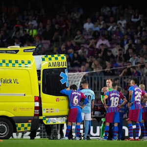 Die Spieler des FC Barcelona und von Celta Vigo haben sich geschockt neben einem Krankenwagen versammelt.
