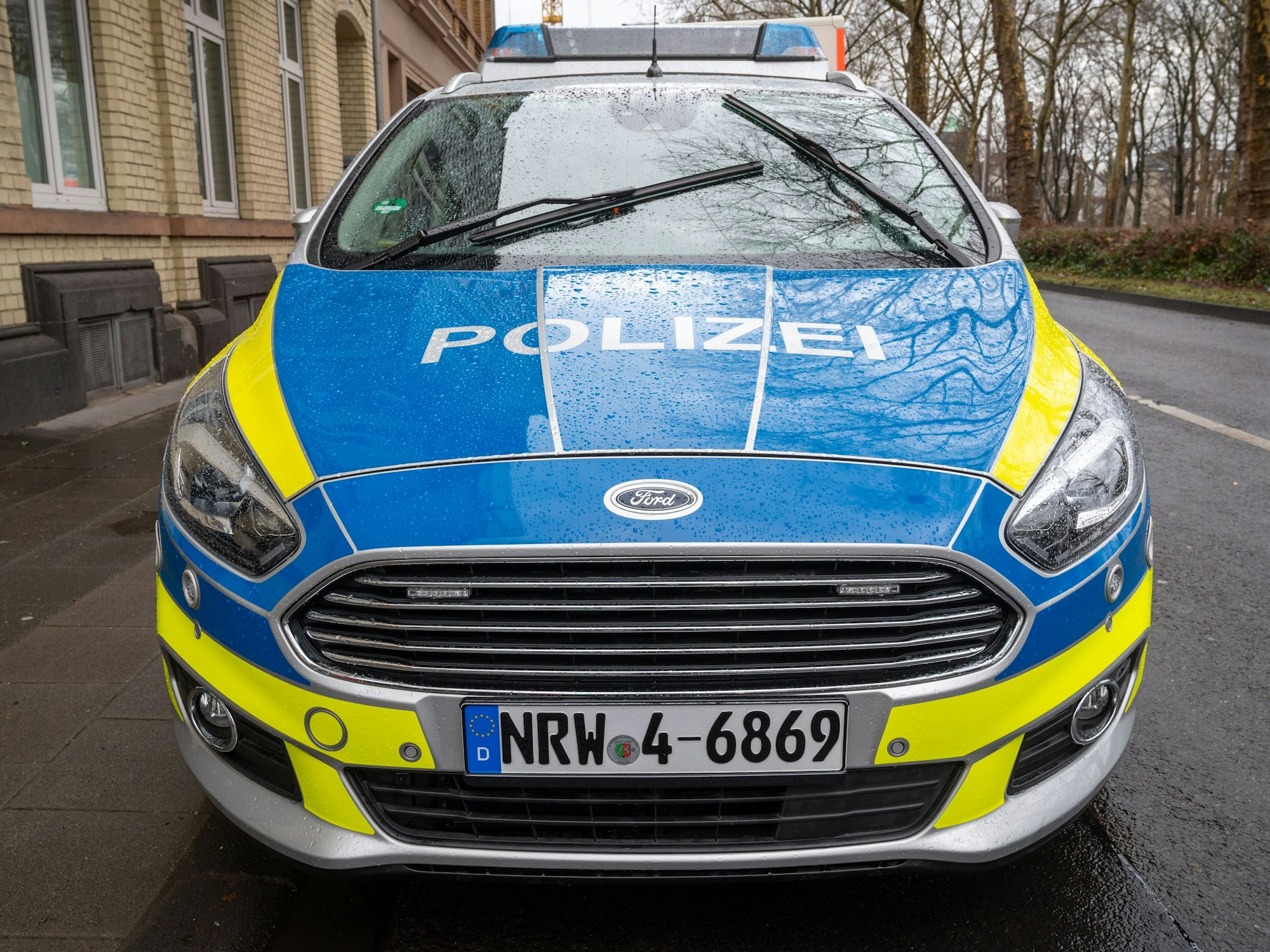 Ein mutmaßlich angetrunkener 38-Jähriger hat zwei Kölner Polizisten angefahren – dann stoppte ihn ein Busfahrer. Das Symbolbild wurde am 15. Februar 2021 in Köln aufgenommen. 