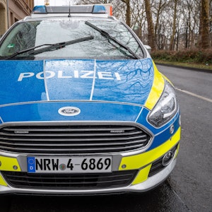 Ein mutmaßlich angetrunkener 38-Jähriger hat zwei Kölner Polizisten angefahren – dann stoppte ihn ein Busfahrer. Das Symbolbild wurde am 15. Februar 2021 in Köln aufgenommen.