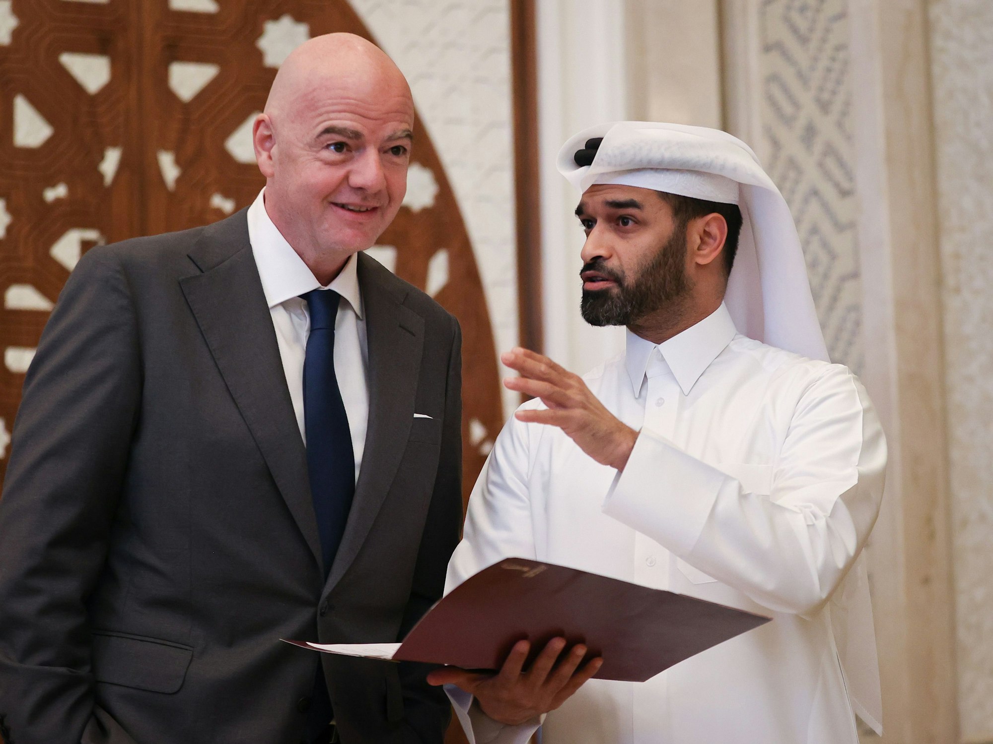 FIFA-Präsident Gianni Infantino, hier gemeinsam mit und Hassan Al Thawadi, Generalsekretär des WM-Organisationsteams, am 1. April 2022, lobte Gastgebernation Katar.