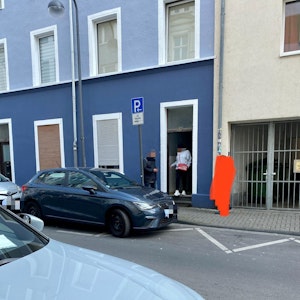 Personen stehen vor dem Haus mit der Nummer 19 in der Kölner Eintrachtstraße.