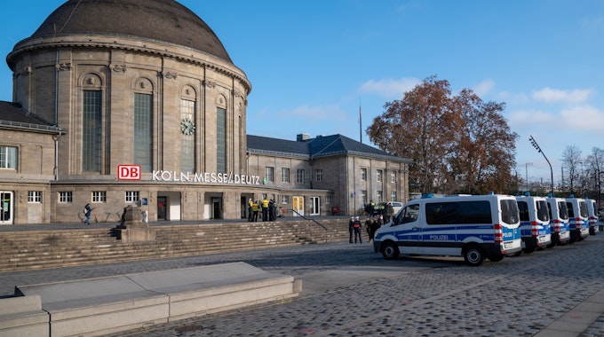 Polizei-Autos vor dem Bahnhof Köln Messe/Deutz.