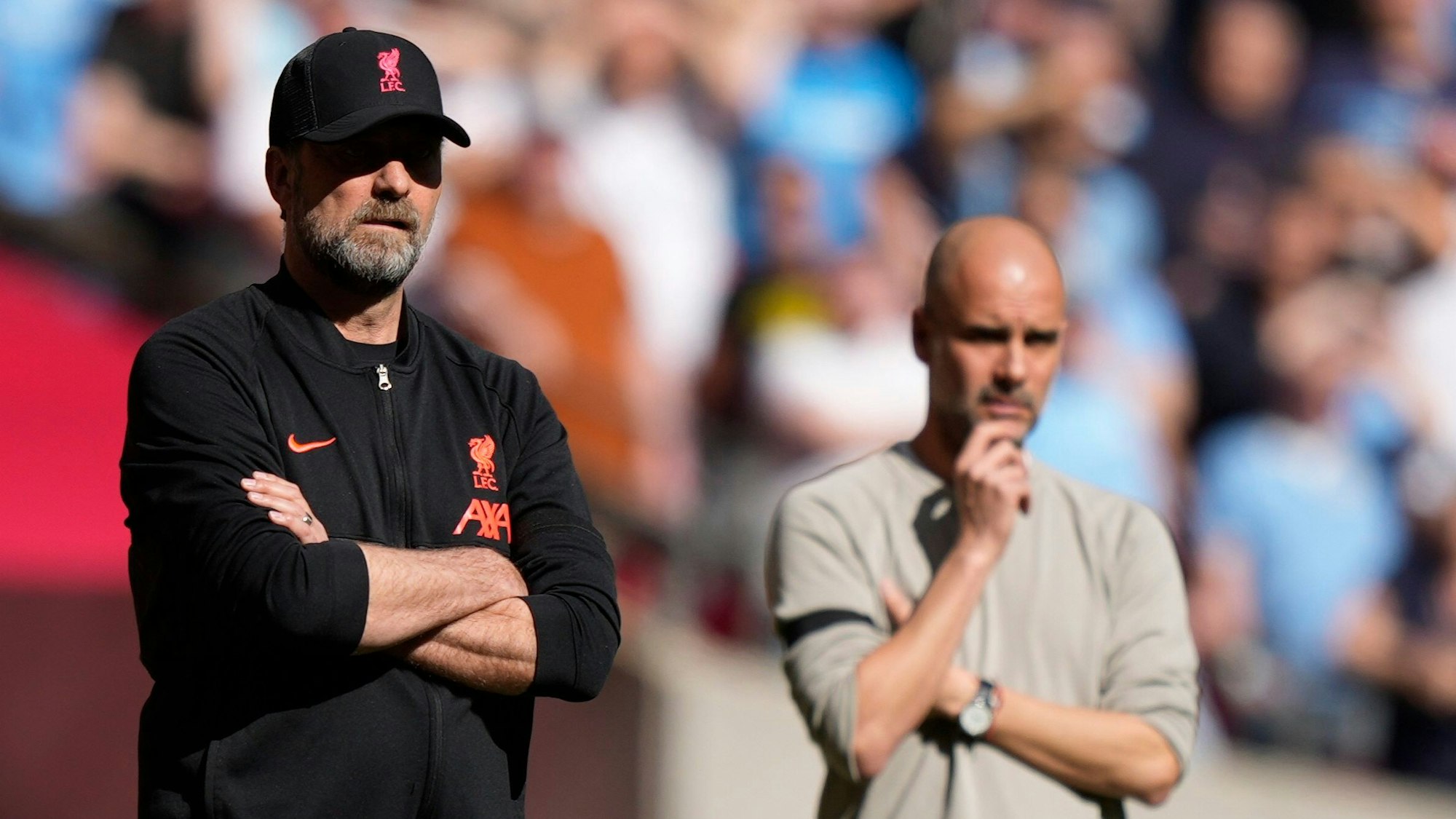 Jürgen Klopp (l) (FC Liverpool) und Pep Guardiola (Manchester City), stehen an der Seitenlinie.