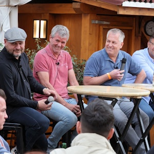 Loss mer schwade, von links: Steffen Baumgart, Friedhelm Funkel, Marcel Schwamborn, Martin Schlüter, 12.05.2022, Bild: Herbert Bucco