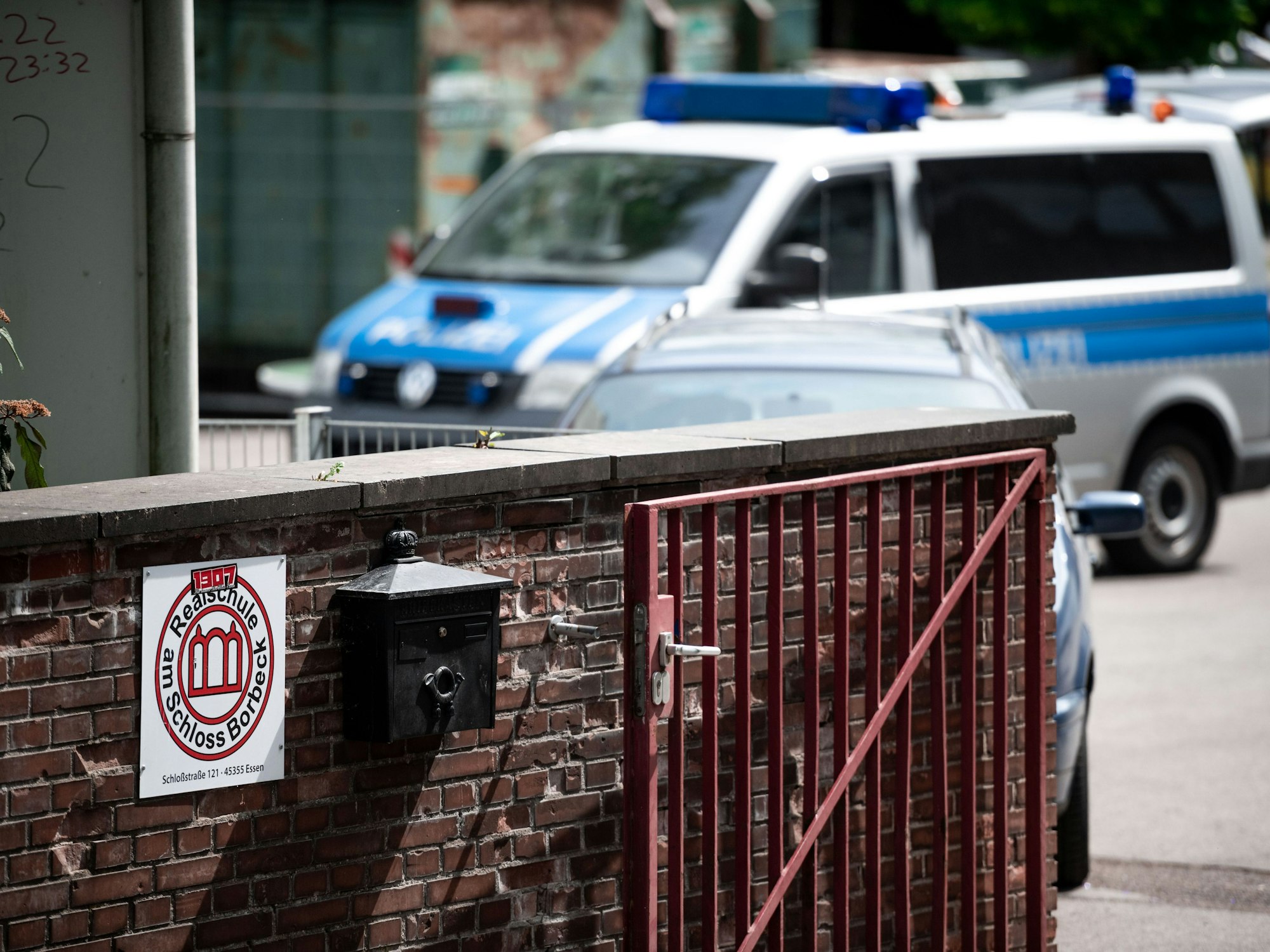 Ein Polizeiauto steht am Eingang einer Essener Realschule an dem am 12. Mai 2022 durch die Polizei ein Amoklauf verhindert werden konnte.