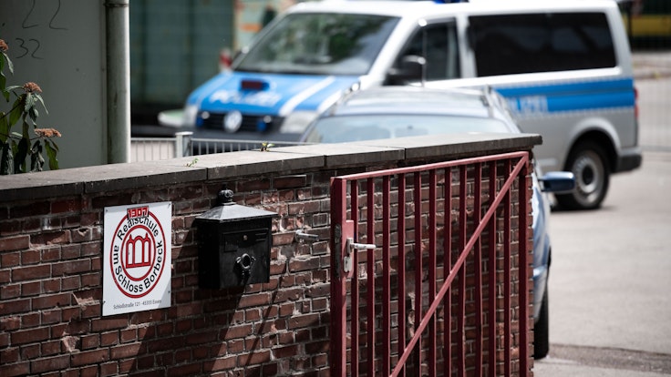 Ein Polizeiauto steht am Eingang einer Essener Realschule an dem am 12. Mai 2022 durch die Polizei ein Amoklauf verhindert werden konnte.