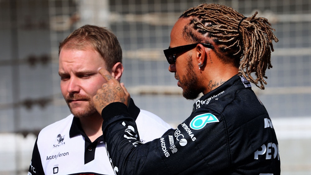 Valtteri Bottas spricht am Rande der Testfahrten der Formel 1 mit Lewis Hamilton