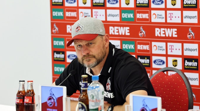 Steffen Baumgart spricht auf der Pressekonferenz des 1. FC Köln.