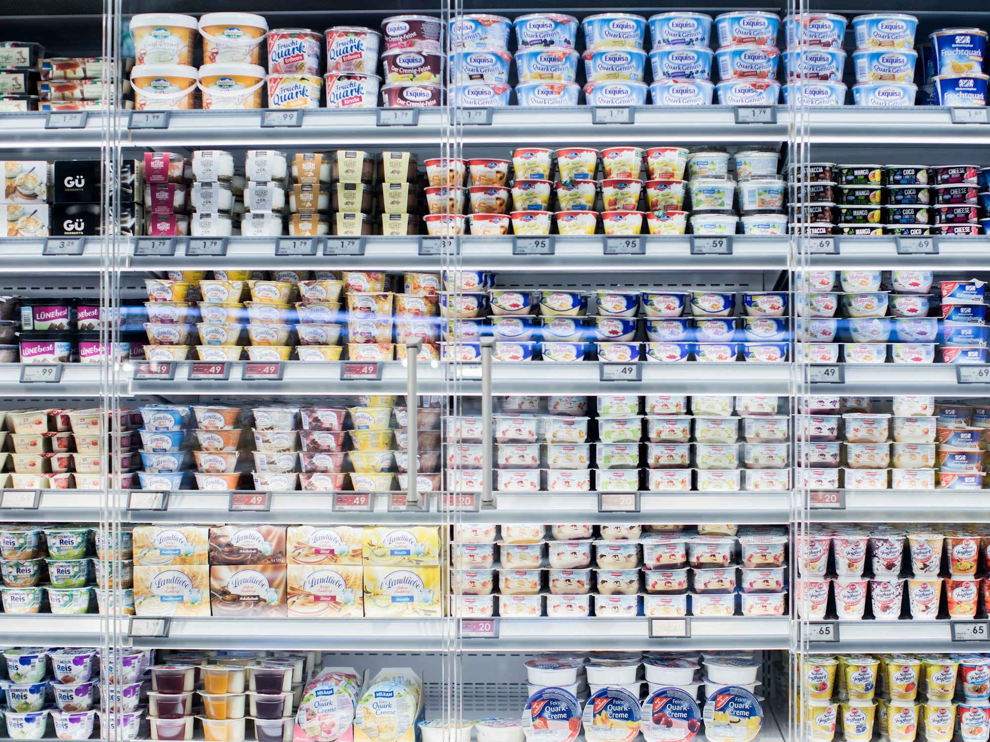 Verschiedene Joghurtprodukte stehen am 21. März 2018 in einem Kühlregal in einer nordrhein-westfälischen Edeka-Filiale.