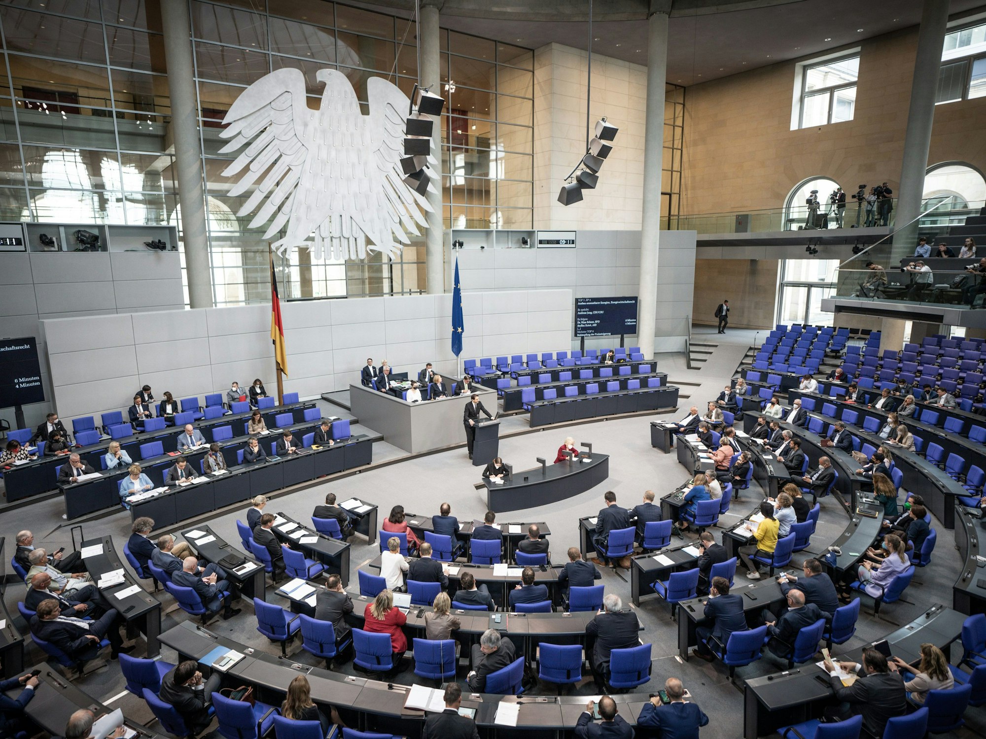 Abgeordnete debattieren im Plenum im Bundestag. In der Sitzung soll unter anderem über das geplante Steuerentlastungspaket beraten werden.