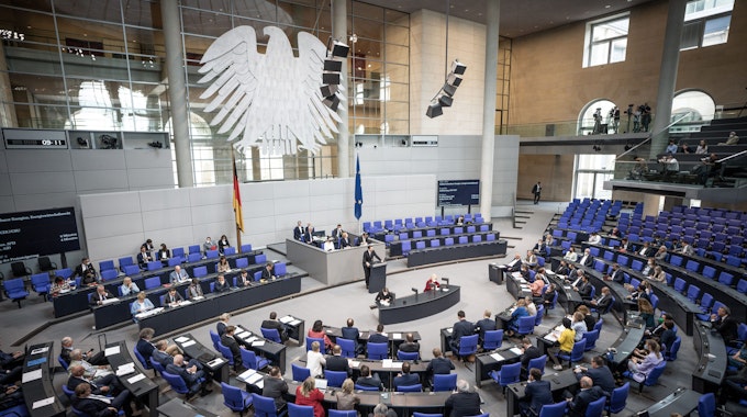 Abgeordnete debattieren im Plenum im Bundestag. In der Sitzung soll unter anderem über das geplante Steuerentlastungspaket beraten werden.