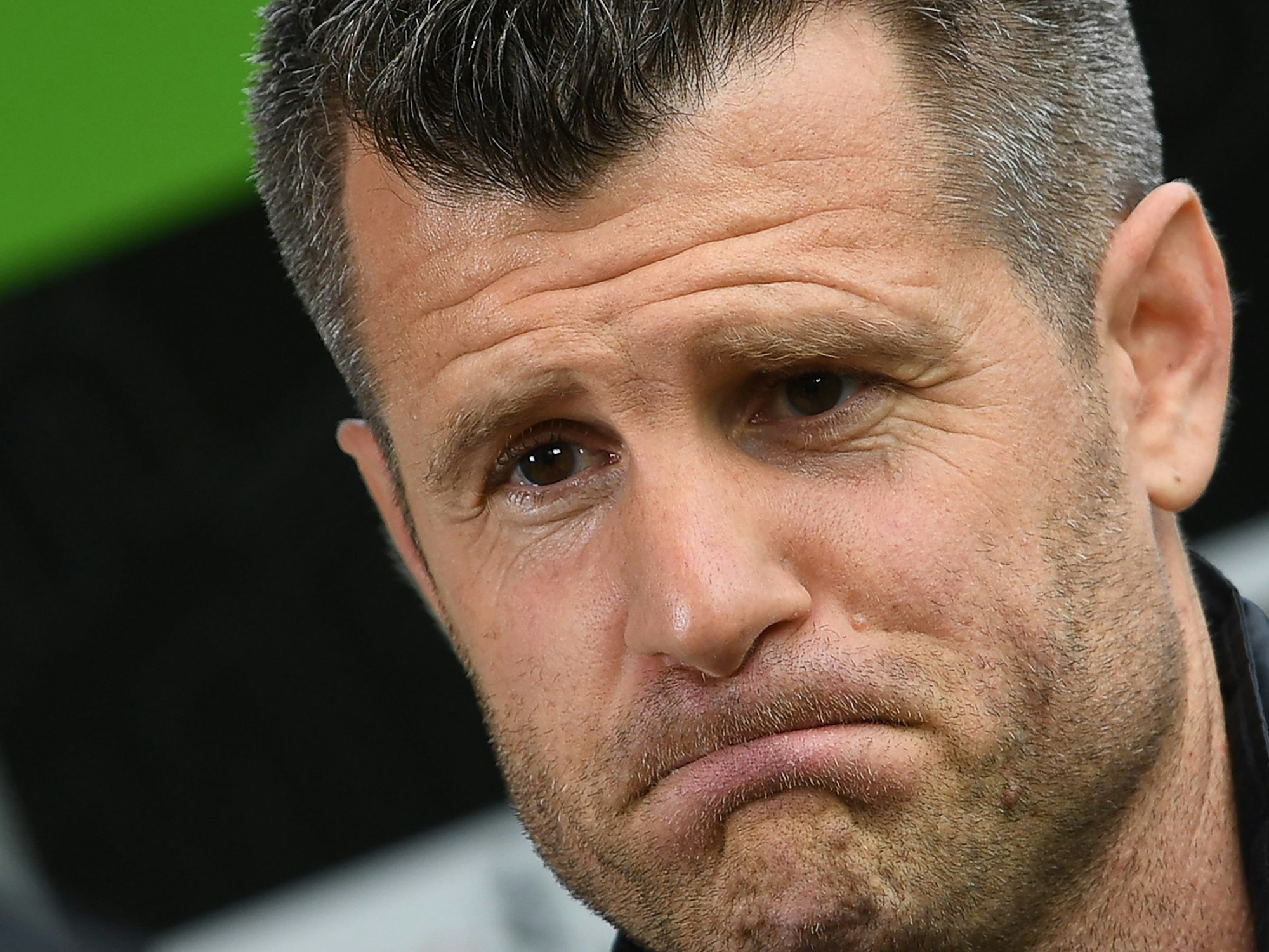 Münchens Trainer Jens Scheuer steht enttäuscht auf dem Platz.