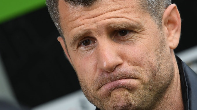 Münchens Trainer Jens Scheuer steht enttäuscht auf dem Platz.