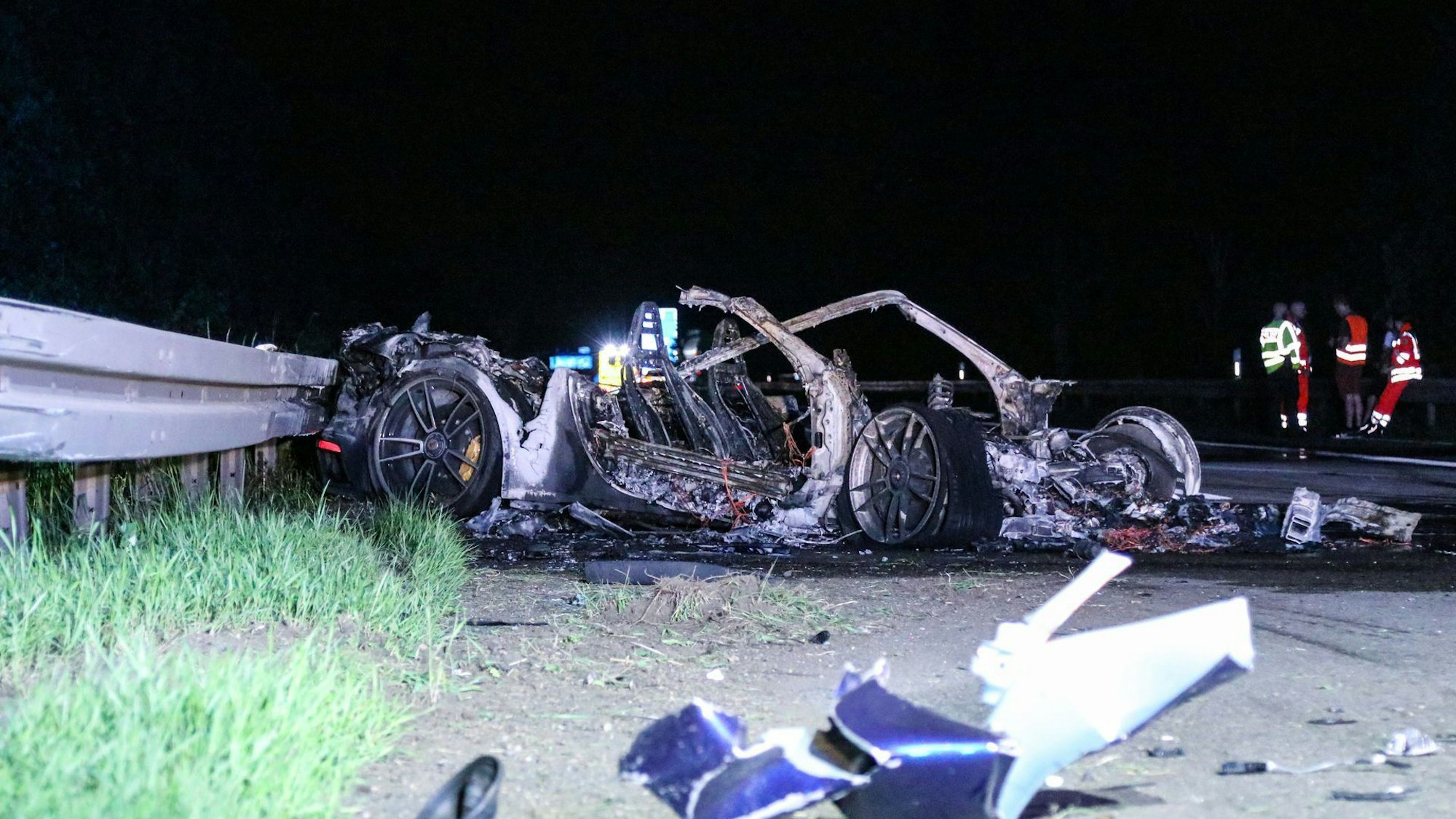 Ein ausgebrannter Porsche steht nach einem Unfall auf der A45. Der Fahrer (50) aus NRW verletzte sich schwer.
