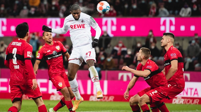 1. FC Köln: Anthony Modeste trifft per Kopf umringt von vier Gegenspielern des VfB Stuttgart.