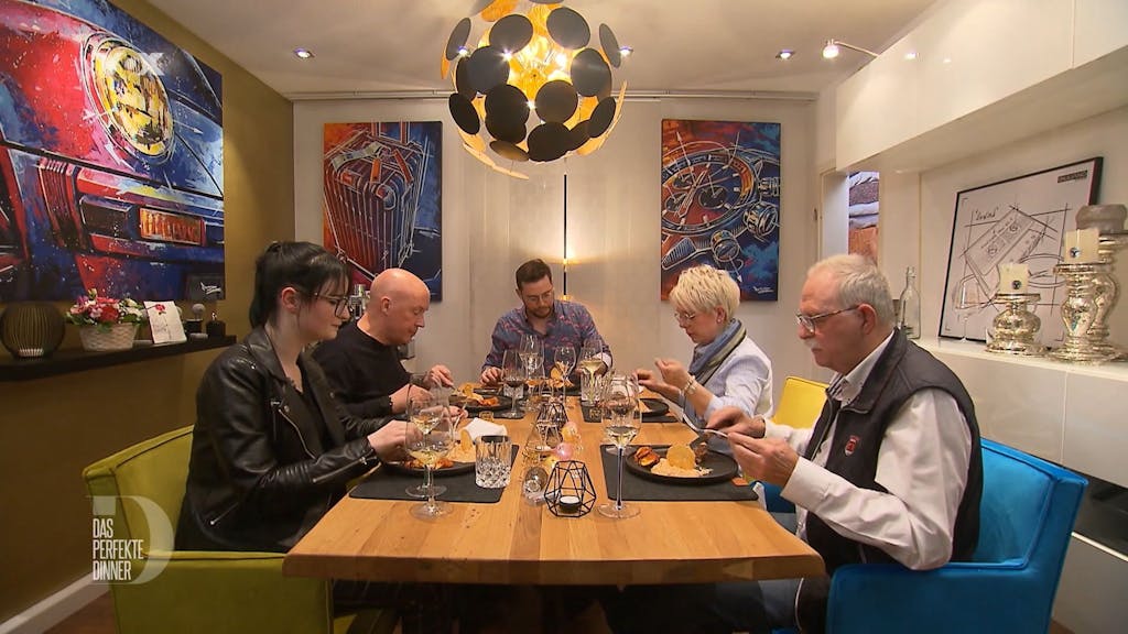 Das perfekte Dinner (12.5.2022)&nbsp; Die Gäste freuen sich auf das Rinderfilet, von links: Vivi, Leander, Gastgeber Julian, Gabi und Reinhold.
