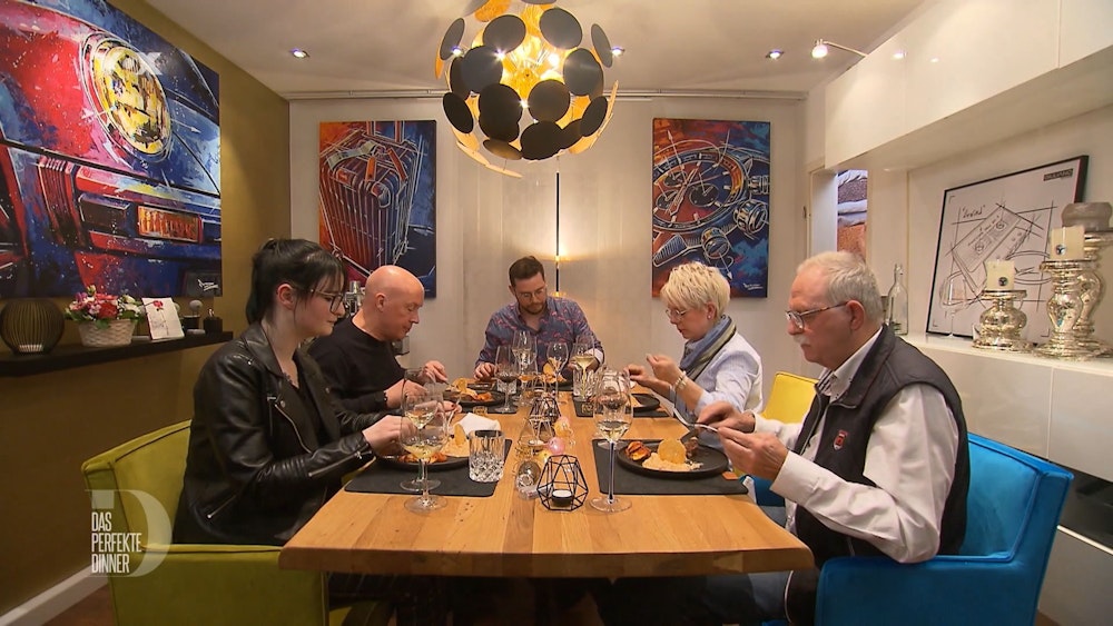 Das perfekte Dinner (12.5.2022) Die Gäste freuen sich auf das Rinderfilet, von links: Vivi, Leander, Gastgeber Julian, Gabi und Reinhold.