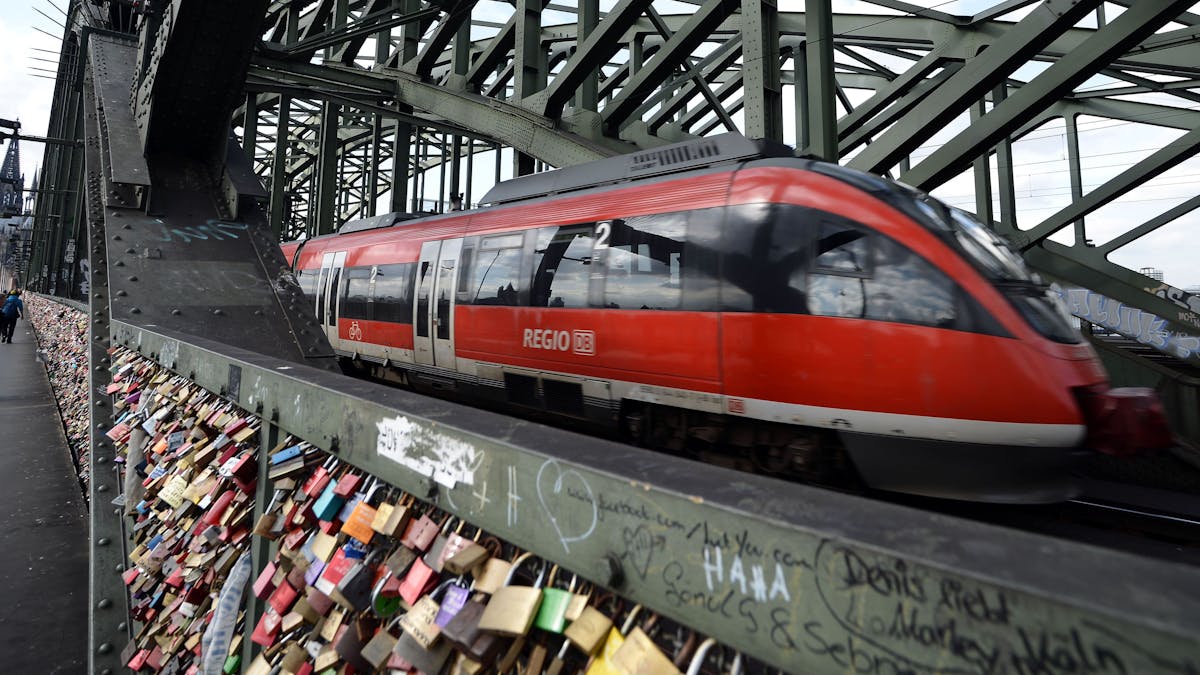 Ein Regionalexpress fährt über die Hohenzollernbrücke in Köln. Ab dem 1. Juni soll man mit dem Neun-Euro-Ticket der Bundesregierung ganz Deutschland per Zug erkunden können.