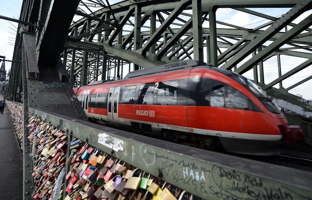 Ein Regionalexpress fährt über die Hohenzollernbrücke in Köln. Ab dem 1. Juni soll man mit dem Neun-Euro-Ticket der Bundesregierung ganz Deutschland per Zug erkunden können.