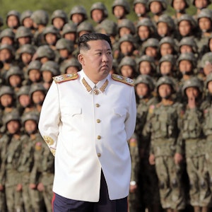 Nordkoreas Diktator Kim Jong Un, hier am 27. April 2022 bei der Abnahme einer Parade, hat landesweite Lockdowns angekündigt.
