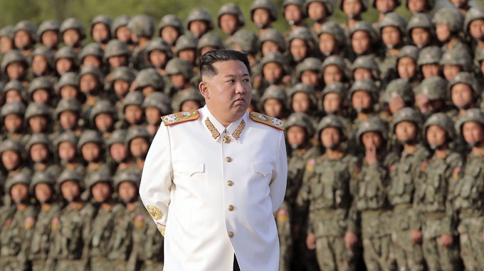 Nordkoreas Diktator Kim Jong Un, hier am 27. April 2022 bei der Abnahme einer Parade, hat landesweite Lockdowns angekündigt.
