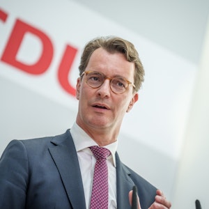 Hendrik Wüst, Ministerpräsident von NRW und CDU-Spitzenkandidat bei der Landtagswahl 2022, spricht am 9. Mai 2022 auf einer Pressekonferenz in Berlin.