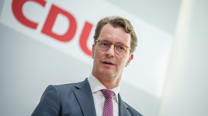 Hendrik Wüst, Ministerpräsident von NRW und CDU-Spitzenkandidat bei der Landtagswahl 2022, spricht am 9. Mai 2022 auf einer Pressekonferenz in Berlin.