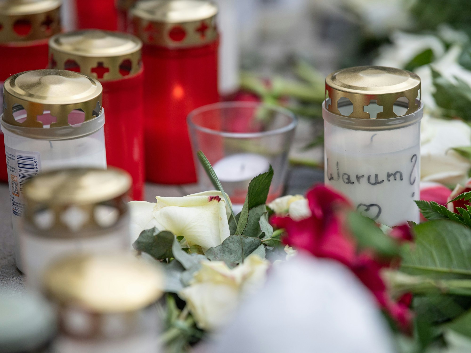 Kerzen, Plüschtiere und Blumen erinnern nach dem gewaltsamen Tod zweier Kinder auf dem Innenhof eines Hochhauses in Hanau an die Opfer.