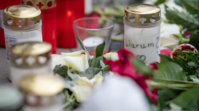 Kerzen, Plüschtiere und Blumen erinnern nach dem gewaltsamen Tod zweier Kinder auf dem Innenhof eines Hochhauses in Hanau an die Opfer.