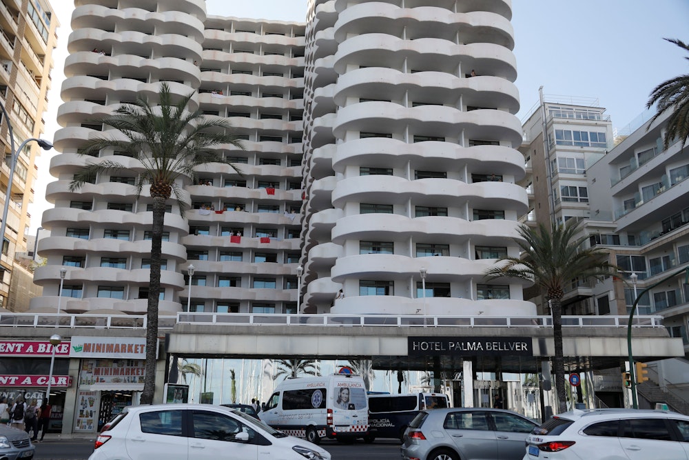 Mallorca: Studierende stehen am 28.06.2021 auf ihren Balkonen im Hotel Palma Bellver, nachdem sie gezwungen sind, nach dem Auftreten von COVID-Fällen isoliert zu bleiben.