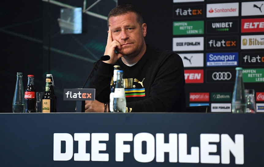 Max Eberl, ehemaliger Sportdirektor von Borussia Mönchengladbach. Auf dieser Aufnahme ist der 48-Jährige während einer Pressekonferenz im Borussia-Park zu sehen. Eberl schaut zur Seite und wirkt nachdenklich.