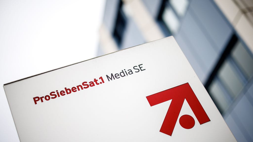 Das Logo und der Schriftzug der „ProSiebenSat.1 Media SE“ im Gewerbegebiet „Unterföhring Park“.