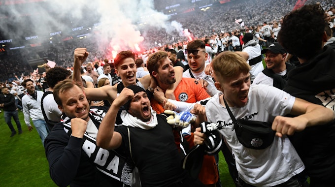 Eintracht Frankfurt jubelt mit seinen Fans auf dem Platz über den Einzug ins Finale der Europa League. Findet das Endspiel 2026 sogar im eigenen Stadion statt?