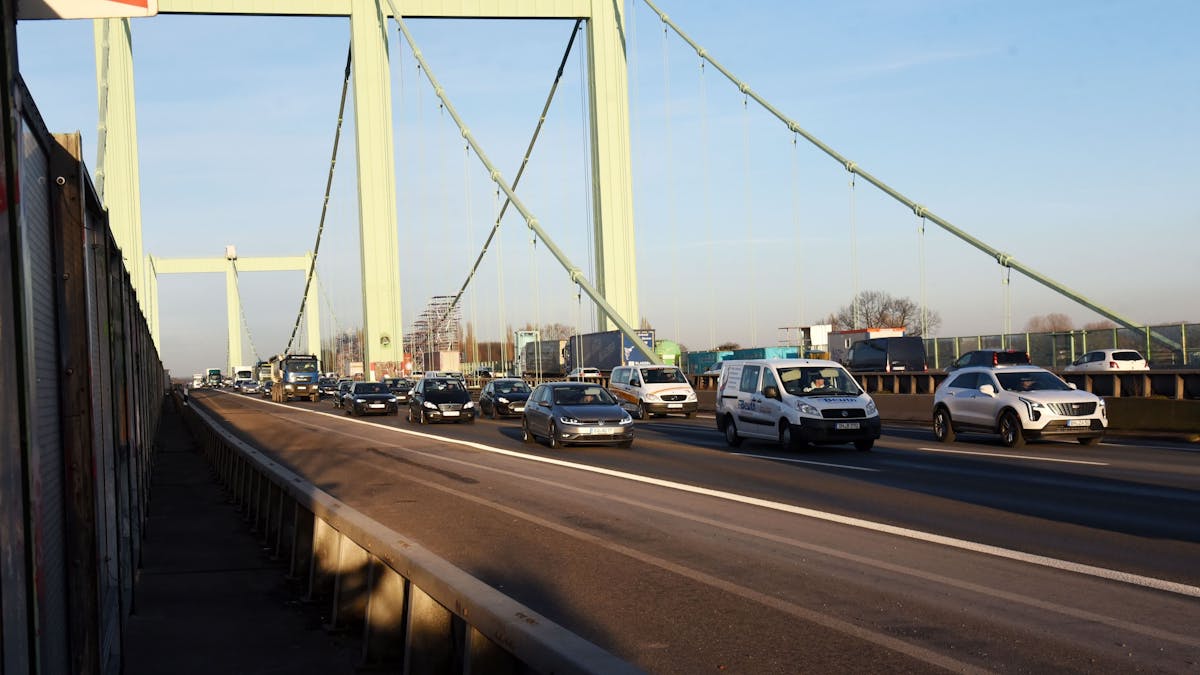 Autos fahren über die Rodenkirchener Brücke in Köln.