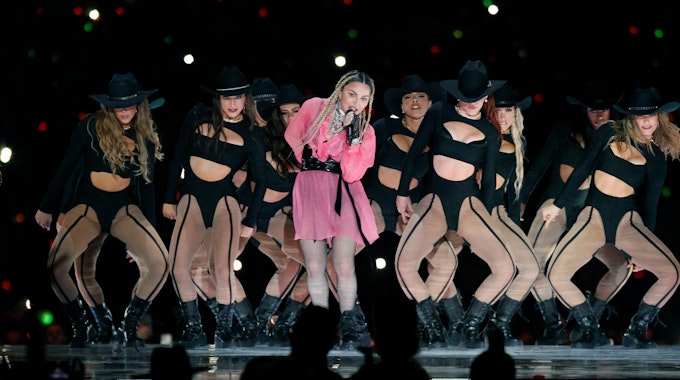 Madonna steht in Medellin, Kolumbien, bei einer ihrer Shows auf der Bühne.