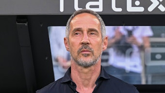 Cheftrainer Adi Huetter von Borussia Mönchengladbach am 11. Mai 2022 im Borussia-Park. Hütter steht an der Mannschafts-Bank und schaut Richtung Spielfeld.