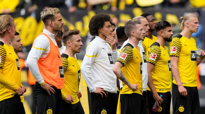 Die Spieler von Borussia Dortmund stehen nach einer Niederlage vor der eigenen Fankurve.